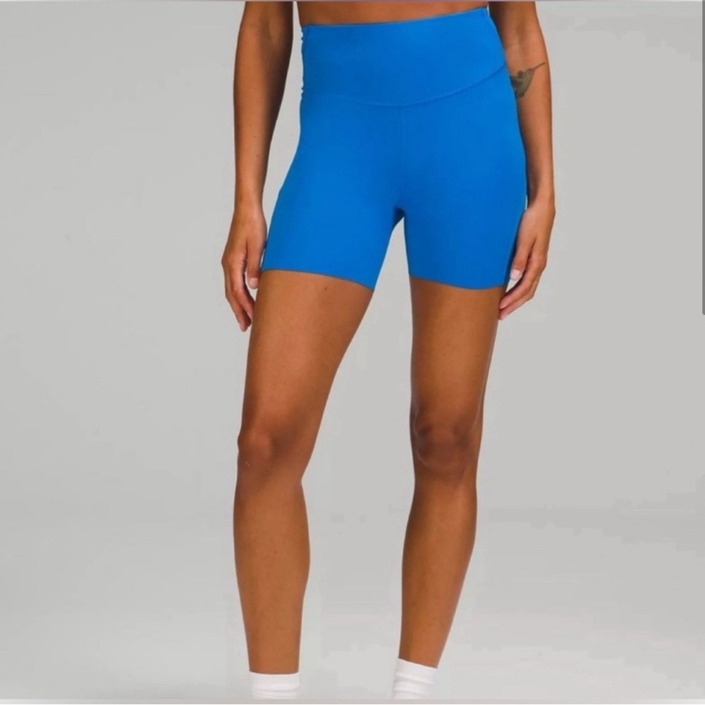 Lululemon Base Pace High-Rise
Short 6" size 8
